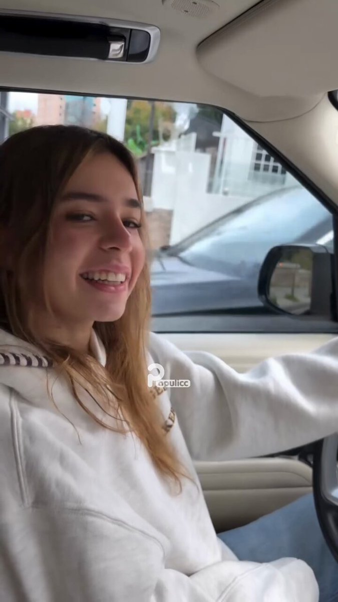 Acun Ilıcalı, kızları Leyla, Melisa ve Yasemin ile arabada ehliyet üzerine sohbet ettiği anları paylaştı.