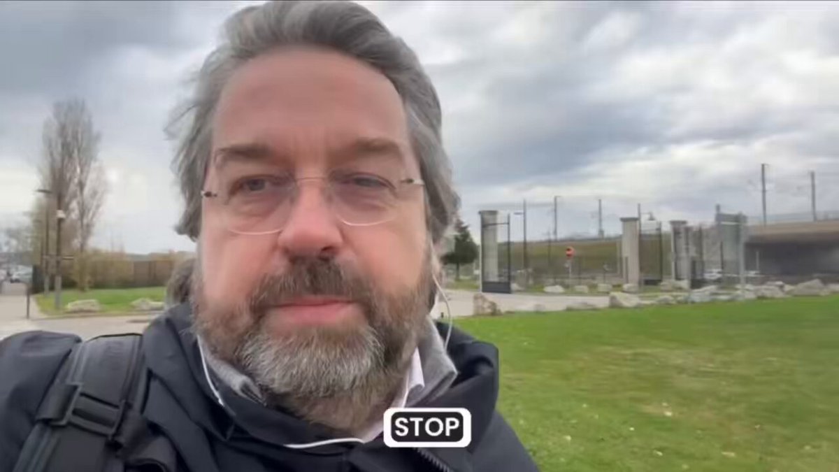 Côté citoyens on s’inquiète pour les producteurs ! Cette crise agricole est l’expression d’une détresse bien plus profonde encore et à laquelle il faut apporter des solutions d’urgence. Mme Genevard, Monsieur Lecornu, pourriez-vous effectuer un petit reset sur ce qui ne marche pas depuis 40 ans pour mettre en place un logiciel connecté à la vraie vie et qui fonctionne. PROTÉGER LES PRODUCTEURS QUI NOUS NOURRISSENT TOUS LES JOURS DOIT DEVENIR UNE ABSOLUE PRIORITÉ NATIONALE. Tout doit désormais changer, durablement et en profondeur car si cela lâche du côté des producteurs, cela lâchera aussi du côté des citoyens. Dans le contexte géopolitique actuel, marqué par de fortes tensions et de grandes incertitudes, le soutien à ceux qui remplissent nos assiettes (et celles de nos enfants) doit devenir un plan national de protection prioritaire du monde agricole. Il ne s’agit pas seulement d’un enjeu économique ou social, mais d’une urgence vitale pour chacun d’entre nous. Chaque jour en France, 27 fermes mettent la clé sous la porte. En dix ans, ce sont 100 000 exploitations qui ont disparu. La disparition des producteurs agricoles engage des enjeux sans précédent pour notre pays : souveraineté alimentaire, sécurité, cohésion sociale, avenir de nos territoires. Nous devons faire de ce plan de soutien la priorité des priorités, car pouvoir se nourrir sereinement et durablement est le point de départ de tout. Si nous manquons de nourriture, toutes les autres urgences pourtant légitimes et tous les autres points de tension ne feront que s’aggraver mécaniquement. Cet appel, renouvelé depuis des années par les citoyens et porté par l’évidence, échappe pourtant depuis plus de quarante ans à ceux censés défendre nos intérêts collectifs. Il est temps que cela change. Ceux qui nous nourrissent tous les jours doivent pouvoir vivre dignement de leur travail. Côté consommateurs, nous avons déjà apporté la preuve qu’un autre chemin est possible. Lorsque les victoires collectives et nationales tardent à venir, le bon sens, la responsabilité et la bienveillance doivent nous rassembler autour d’actions simples, concrètes et connectées à la vraie vie. En France, il est indispensable que ceux qui nous nourrissent puissent vivre dignement de leur travail. Les protéger, c’est nous protéger tous #SoutienAuxProducteurs #LePatronCestLeConso Fonds de Soutien aux Producteurs C'est qui le Patron ?! Annie Genevard Sébastien Lecornu Emmanuel Macron Ministère de l'Agriculture et de la Souveraineté alimentaire Présidence de la République Elsa Canot Raphaël Petit Elsa Satilmis Fabien Cassam Chenai MARTIAL DARBON