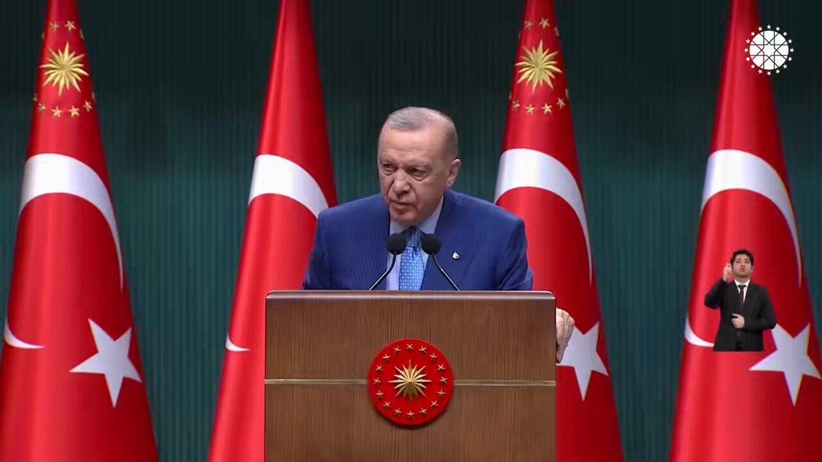 Cumhurbaşkanımız Sayın Recep Tayyip Erdoğan: “Türkiye’yi denizcilikte de küresel aktör haline getirmek için yatırımlarımızı artırıyor, filomuzu büyütüyor, uluslararası iş birliklerimizi derinleştiriyoruz. 2025’in ilk yarısında, 53,1 milyon dedveyt kapasiteye ulaşarak, ülkemizi dünya deniz ticareti filo listesinde 10’uncu sıraya yükselttik. Dünyanın en fazla konteyner elleçleyen ilk 100 limanı arasında olan Ambarlı, Kocaeli, Tekirdağ ve Mersin Limanlarımıza, bu yıl ilk kez Aliağa Limanımızı da ekledik. 2025 sonu itibarıyla, limanlarımızda elleçlenen yük miktarının 550 milyon tona ulaşmasını öngörüyoruz. Sayısını 85’e çıkardığımız tersanelerimiz; dünyanın dört bir yanından aldığı 61 gemi siparişiyle, küresel gemi siparişlerinde 9’uncu sıraya yerleşti. Dünyanın en büyük tam elektrikli feribotu, ilk bataryalı tam elektrikli liman römorkörü, dünyanın ilk yüzer balık çiftliği ve Türk donanma tarihindeki ilk havuzlu helikopter gemisi gibi gurur projelerimizi tek tek hayata geçiriyoruz.”