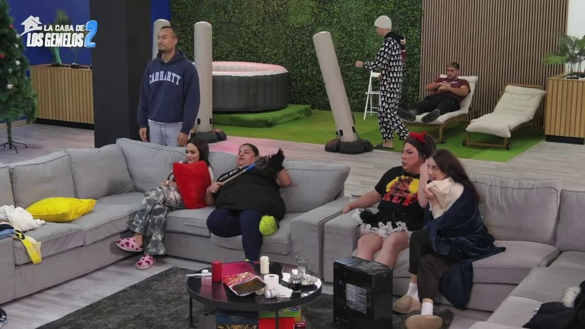 💥 TEAM FALETE vs. NISSY 💥 La Falete, Eros, Zaira y Misha se vienen arriba leyendo el chat de YouTube y atacan a Nissy. Nissy se va llorando mientras siguen con los ataques. #LaCasaDeLosGemelos2D8
