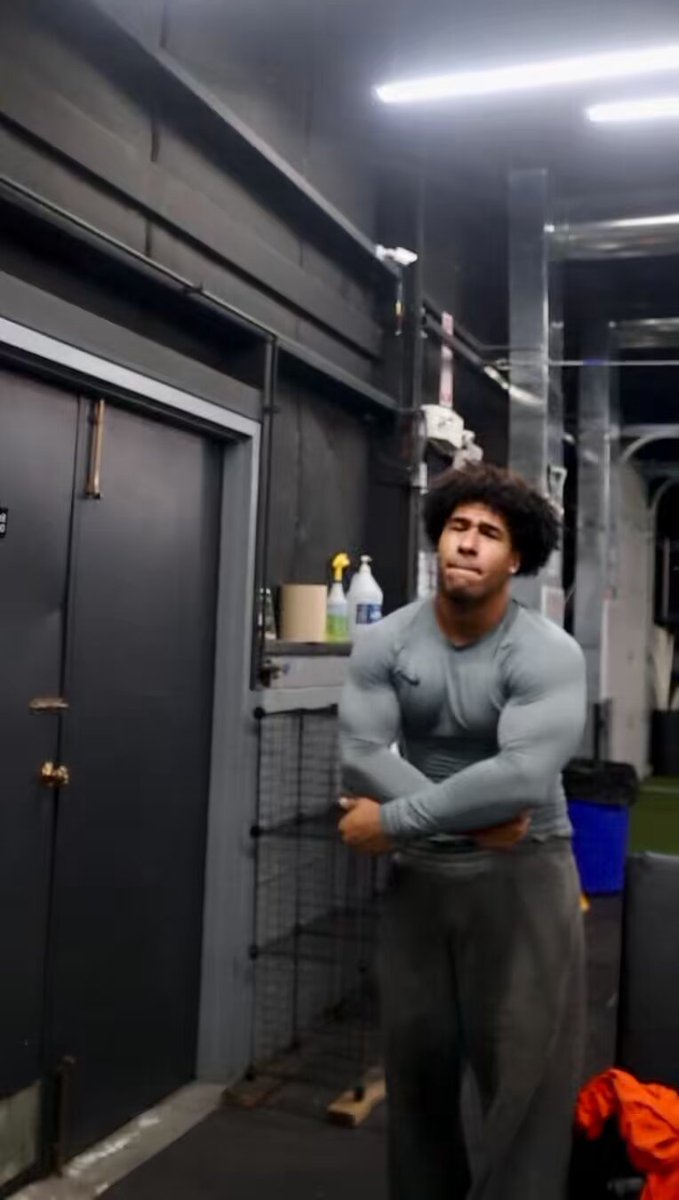Recruitment open still! 6’0 225lbs Linebacker 1-2 years eligibility 4 D1 offers Film pinned to page!