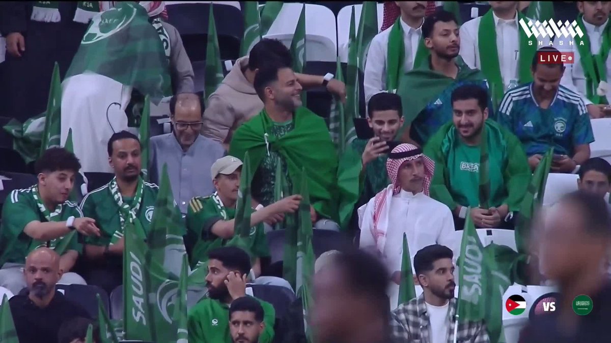 أجواء رائعة للجماهير الأردنية والسعودية على ملعب البيت 🏟🌟 تابعوا الاستوديو التحليلي لمواجهة السعودية والأردن في #كأس_العرب_على_شاشا 🏆💫 شاهد الآن مجاناً وبدون تسجيل دخول 📺