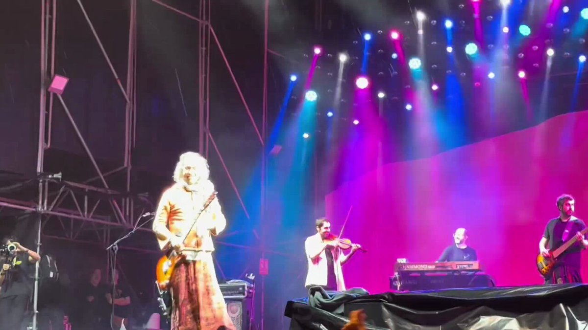 Cuando pienso en Robe allí arriba, viendo lo que hicisteis ayer aquí abajo, le imagino como en uno de sus últimos conciertos, en Valencia: emocionado, con las mejillas sonrojadas, con la mano en el corazón y con las lágrimas peleando por salir.