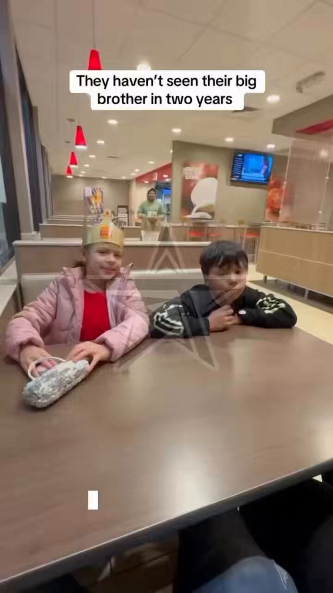 Koruyucu aile sistemi sebebiyle 2 yıl boyunca ayrı kaldıkları abileriyle yeniden bir araya geldi. 😭🥹😍