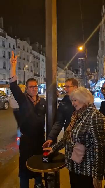 La rue Saint Antoine est illuminée pour les fêtes de fin d’année. ✨💫 Merci à l’association des commerçants du quartier Marais Bastille !