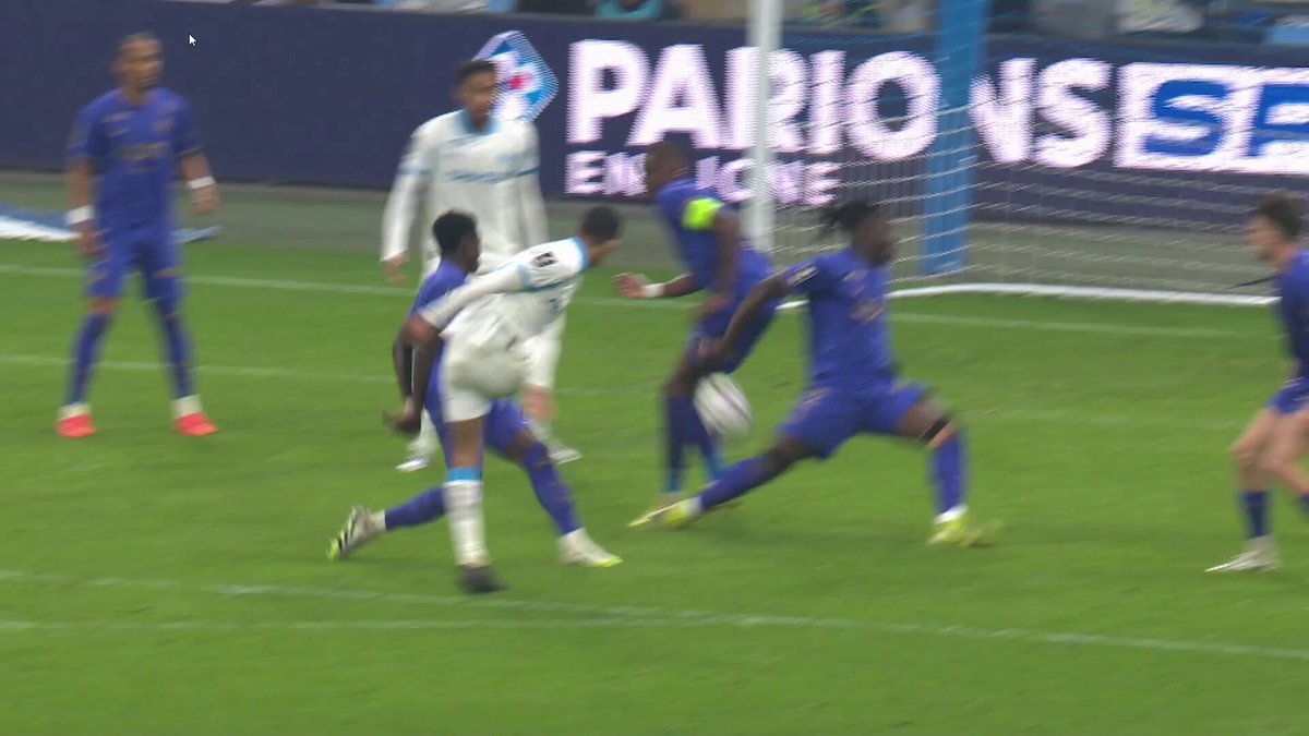 En voyant les nouveaux angles qui n'avaient pas été diffusés jusqu'à maintenant, on peut voir que c'est surtout la cuisse qui arrête le ballon, mais qu'il est aussi possible que les doigts de Salisu l'aient touché. Maintenant se pose la question de savoir si ça mérite de siffler penalty ou non 🤷‍♂️