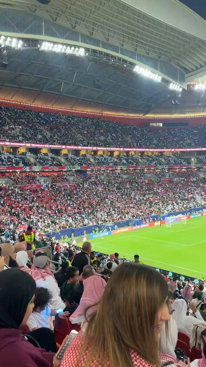 اللجنة المنظمة قامت بتثبيت أساور مضيئة على كل مقعدو لبسوها الجماهير ، تتفاعل بتناغم مع الموسيقى، ليخرج المشهد بصورة مبهرة ولافتة. تنظيم عالمي بكل ما تحمله الكلمة من معنى.