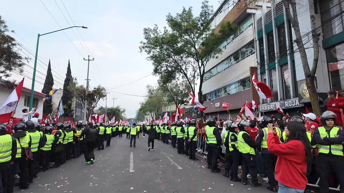 Fue muy hostil el recibimiento a Tigres en el Nemesio Diez…. No entiendo porque pasaron en medio de la afición de Toluca ❌ Azteca Noreste Deportes