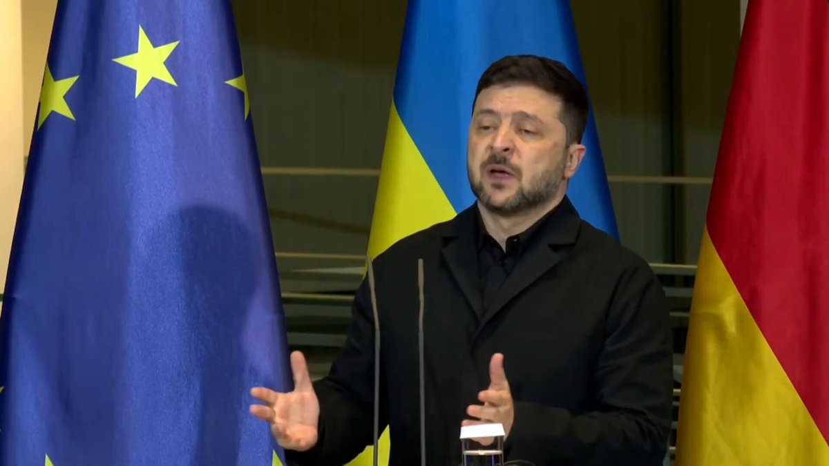 Zelenskyy: I cut out destructive ideas from the new peace plans. Ukraine won’t trade territory. Russia wants what it wants — we know it 100%. The U.S. understood my position clearly. Our views with Russia differ. I want the U.S. to stay in the middle and push real steps. 3/