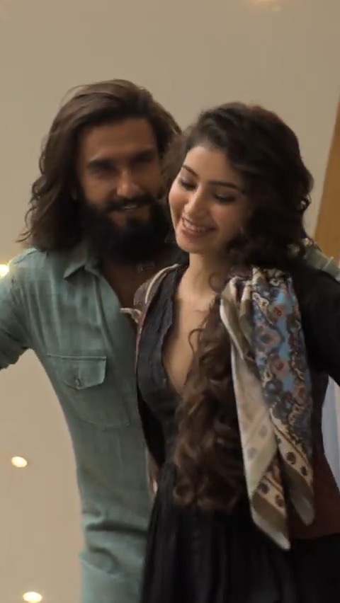 Arijit Singh has outperformed himself in Gehra hua. You can legit feel this song. Ranveer and Sara talking with eyes makes it even more special.