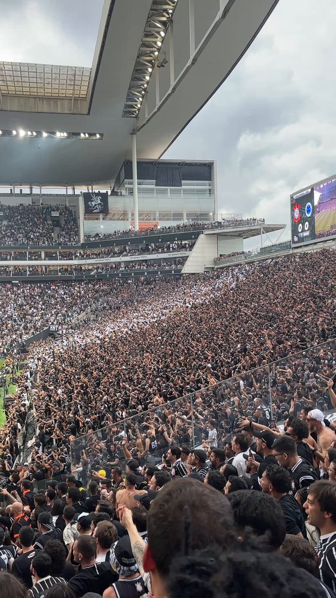 Um dos ADMs foi pra galera para fazer a festa com a nossa torcida durante a partida! 🖤🤍 #VaiCorinthians