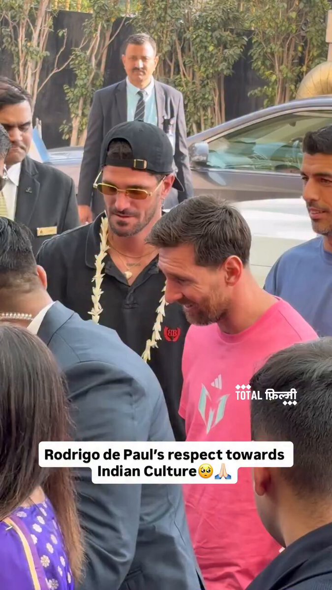 - Someone from the hotel management was offering a garland - Messi’s bodyguard signalled not to do it - De Paul noticed this and said to allow him. Bro showed respect towards our culture ❤️🫶🏻!!