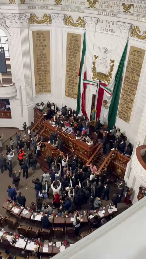 🗳📌 A GOLPES Y JALONES DE CABELLO EN EL CONGRESO CDMX POR EL INSTITUTO DE TRANSPARENCIA Diputados del PAN tomaron la tribuna para frenar la desaparición del InfoCdMex. Legisladores de Morena subieron para reanudar la sesión y hubo agresiones físicas.
