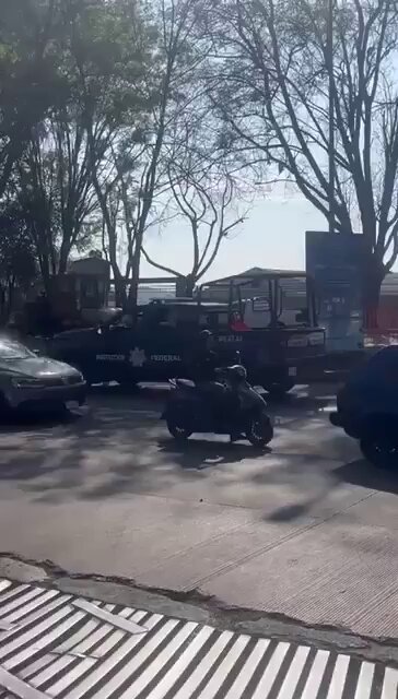 #ULTIMAHORA 🔴Grecia Quiroz logra su cometido Medios locales reportan que elementos de la SSPC se retiraron de Uruapan, tras los señalamientos de la alcaldesa. Desde la mañana se observó el movimiento de patrullas rumbo a la autopista, con maletas y pertenencias de los agentes.