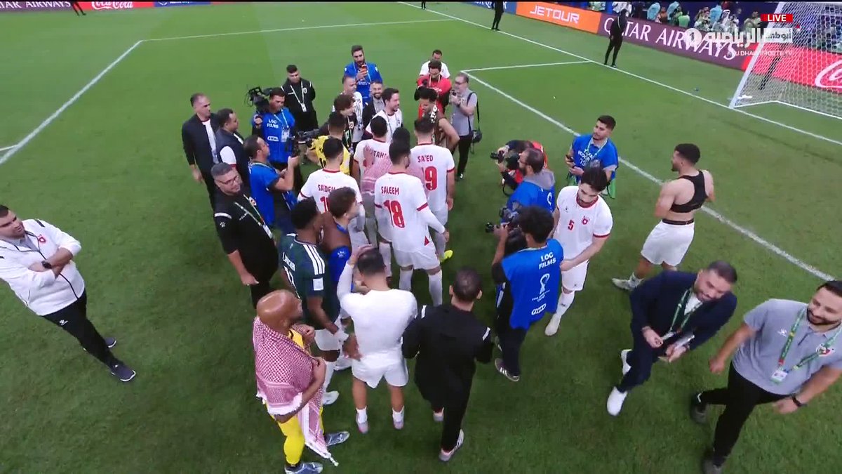 ولي عهد الأردن يتواجد مع اللاعبين عقب الفوز والتأهل إلى نهائي كأس العرب #السعودية_الأردن #كأس_العرب 🏆 #FIFAArabCup