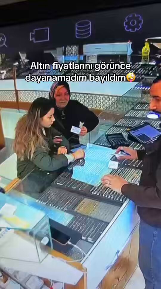 Kuyumcudan koluna bilezik denediği sırada rahatsızlanan kadın o anları paylaştı: “Altın fiyatlarını görünce dayanamadım bayıldım.”