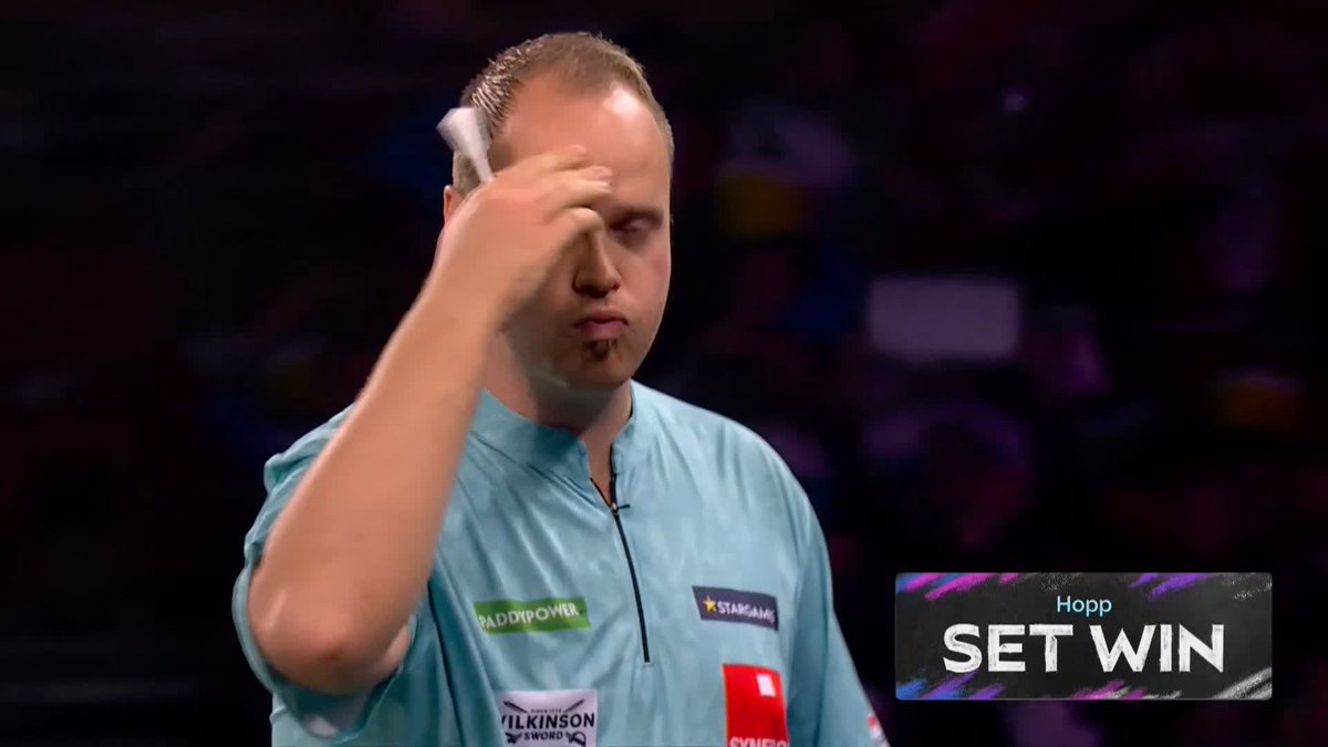 DARTING DRAMA! Max Hopp is a set away from victory on his Alexandra Palace return! Lukeman spurns SIX darts to restore parity, and the German capitalises to double his advantage! 📺 #WCDarts | R1