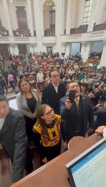 Lo que acaba de pasar en Congreso es increíble. Los diputados de Acción Nacional tomamos la tribuna en protesta por lo decisión de #Morena de desaparecer el INFO CDMX. En respuesta las diputadas del régimen nos contestaron con golpes.