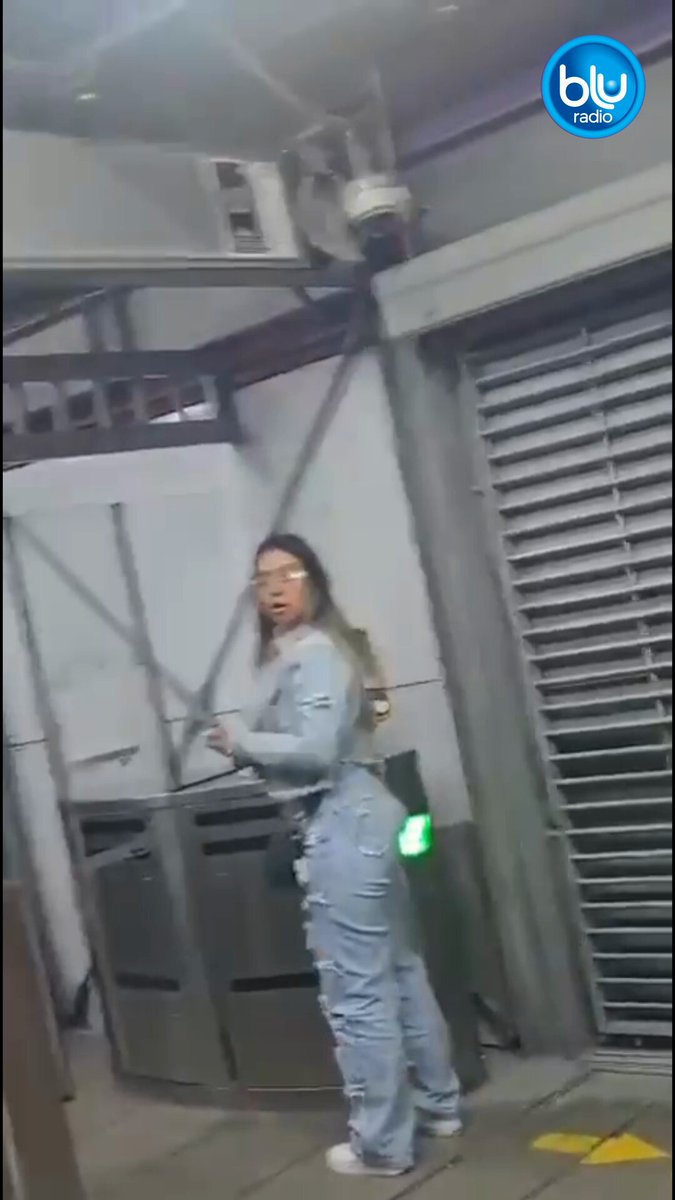 #VideoBlu La empresa TransMilenio confirmó que la mujer que fue grabada dejando colar a varias personas en una estación del sistema ya fue identificada y es reincidente en este tipo de conductas, por lo cual se han hecho dos operativos en su contra. En cifras, más de 5.000 casos de colados al sistema se han presentado y se han impuesto más de 320 medidas correctivas para quienes pasen por los controles de acceso sin pagar el pasaje.