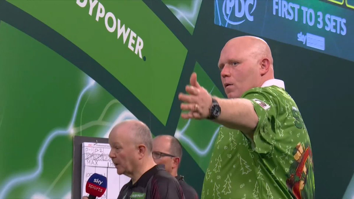 SMASH STILL BATTLING! Martin Lukeman isn't going down without a fight! The former Grand Slam runner-up halves the deficit with his second ton-plus finish of the contest! ๐บ #WCDarts | R1