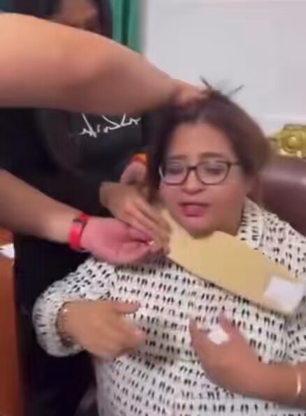 🥊Así dejaron a la diputada Claudia Pérez después de ser agredida por Yuriri Ayala y Rosario Morales de Morena en el Congreso de la CDMX mientras se discutía la desaparición del INFO CDMX México y sus legisladores dos pasos más adelante que la IA. Son hechos graves que no deben normalizarse.