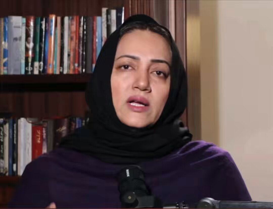 پی ٹی آئی کی جنگ۔۔ سروائیو کون کرے گا؟ بقا کس کی ہو گی؟ بیرسٹر گوہر، بیرسٹر علی ظفر، علی محمد خان جیسے لوگ ہی پی ٹی آئی کو اپنی سیاسی ذہانت سے آگے لے کر چل سکتے ہیں، وہ راستہ بنانا جانتے ہیں، پی ٹی آئی پہلے ہی شیرافضل مروت جیسے لوگوں کو کھو چکی ہے جو مزاحمت کے لیے اثاثہ تھے۔۔ سیاسی کمیٹی اور فردوس شمیم نقوی جیسے لوگوں کو آگے آنا ہو گا اور راستہ بنانا ہو گا۔ عاصمہ شیرازی TEAM #asmashirazi Barrister Gohar Khan Ali Muhammad Khan Sher Afzal Khan Marwat Barrister Syed Ali Zafar Firdous Shamim Naqvi