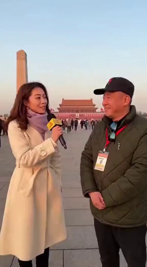 大家看看中共嘴脸面带笑容调侃坦克压学生❗️ 记者：天安门广场的地板为什么能这么平整？ 中共党员笑着调侃：普通城市，用的是压路机。 而这里，天安门用的是坦克。 中国人都知道——1989 年，六月四日，那些坦克不是在压石板， 而是在压学生、声音与未来。 #六四 #天安门 #坦克人 #NeverForget