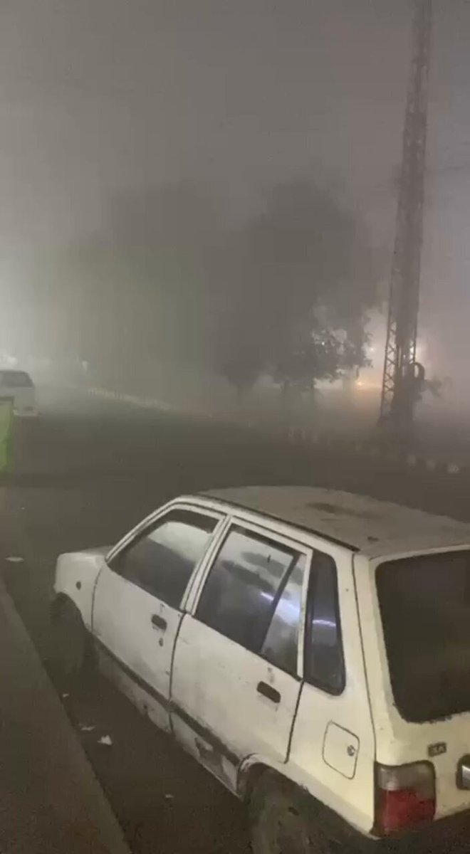 جیسا کہ ہماری دو دن پہلے کی ویڈیو اپڈیٹ میں بتایا گیا تھا، اس وقت لاہور اور پنجاب کے کئی دیگر علاقوں میں شدید دھند چھائی ہوئی ہے۔ یہ جوہر ٹاؤن لاہور کے خصوصی مناظر ہیں۔ شہریوں سے گزارش ہے کہ انتہائی احتیاط سے گاڑی چلائیں اور خصوصاً تیز رفتار سڑکوں اور موٹرویز پر فوگ لائٹس کا