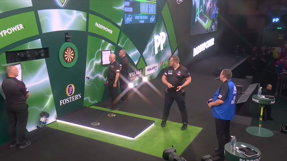 Guess who's back? 🐝 The Ally Pally wasp makes another cameo appearance, with Dirk van Duijvenbode in the firing line this time! 📺 #WCDarts | R1