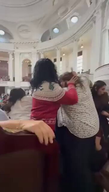 Dos diputadas de Morena agrediendo físicamente a una del PAN por no estar de acuerdo con ella. Para que luego no vengan a mamar con su “llegamos todas” y su “a ninguna mujer se le toca”, pinches hipócritas.