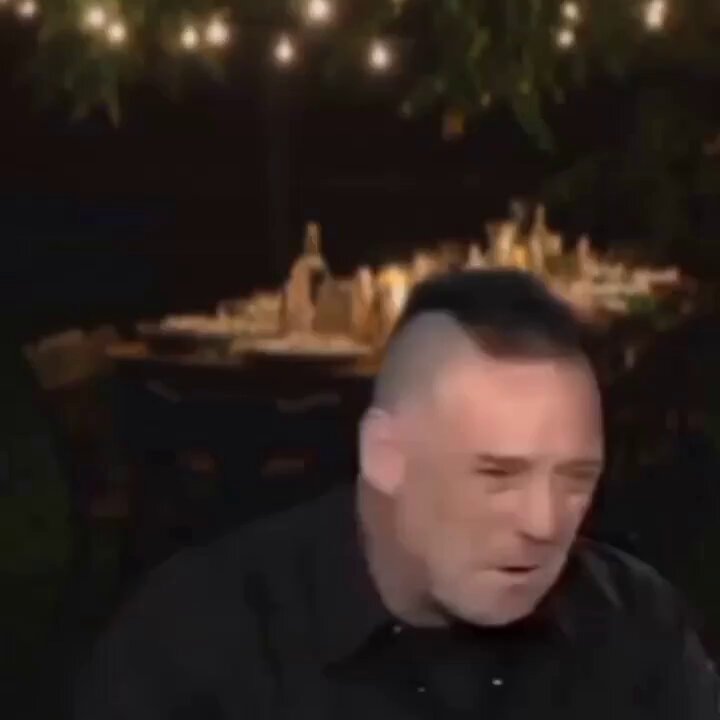 El tío asador en navidad mientras la familia está poniendo la mesa: