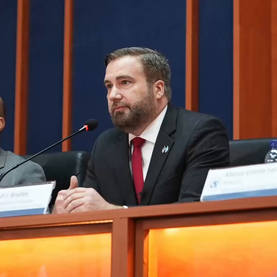 “¡No más!” Durante la firma del convenio de intercambio de información sobre criminales y terroristas con MinGob, #EmbBradley destacó su papel desde 2018 en la creación de un sistema, bajo la visión del presidente Trump, que hoy protege comunidades alrededor del mundo frente a amenazas terroristas. Su expansión a cárceles hoy envía un mensaje claro a los criminales y terroristas: no tendrán a donde huir ni en donde esconderse en Guatemala. #UnidadPorSeguridad 🇺🇸💪🇬🇹 Discurso completo del Embajador en el siguiente enlace: 🔗