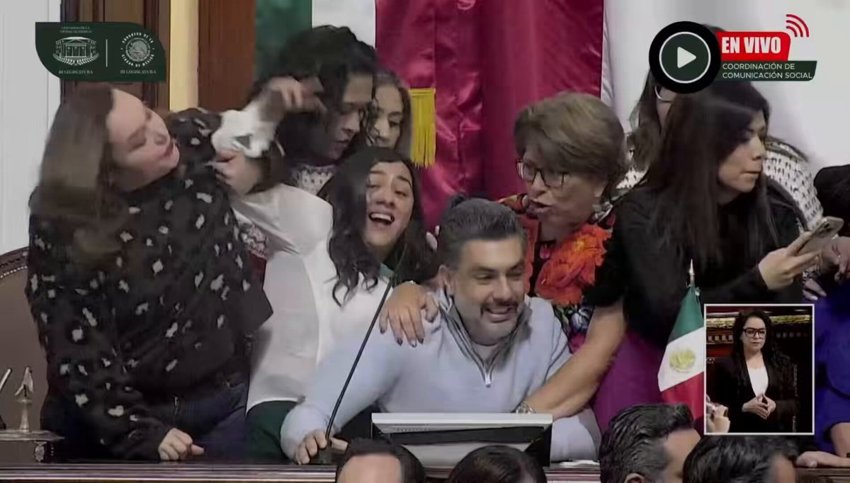 LA VIOLENCIA PROVINO DE LA MORENISTA Yuriri Ayala Aquí está el video completo y SIN CORTES, donde se ve claramente como desde el principio esta señora buscaba someter a la diputada Dany Alvarez y después la jala del pelo. La diputada Daniela Álvarez intentó en múltiples ocasiones zafarse y cuando finalmente lo logró, la señora de Morena la golpeó.