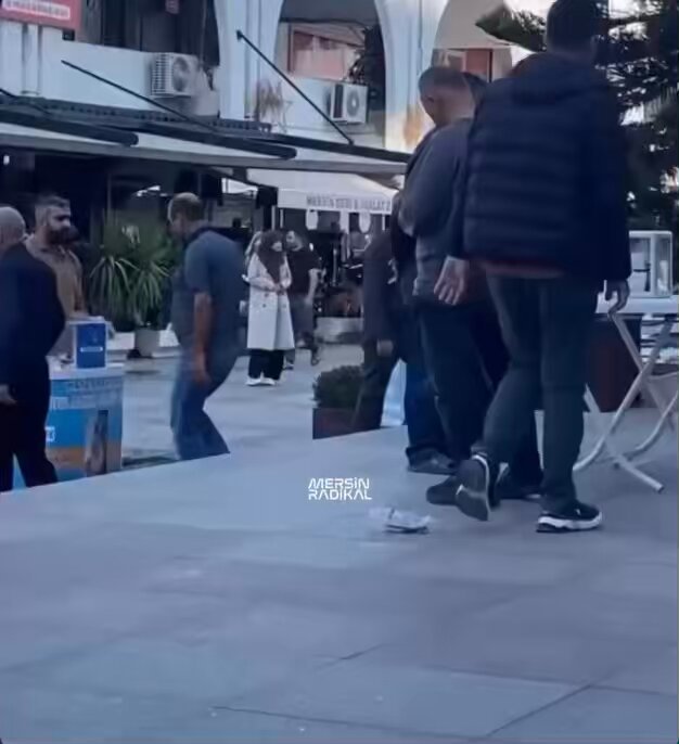 🔴 Cuma namazı çıkışında bir vatandaşın, cami için toplanan yardım kutusundaki parayı SMA’lı bir çocuk adına almak istemesi tartışma yarattı. Camideki vatandaşlar duruma müdahale ederek uyarıda bulundu. 🗣️ Olay sosyal medyada gündem olurken, kullanıcılar ikiye ayrıldı. Büyük bir kesim, camilere yapılan yardımların gerekliliğini sorgulayarak SMA’lı çocuklara yardımın öncelikli olması gerektiğini savundu. Bir kesim ise cami için toplanan bağışlara kesinlikle dokunulmaması gerektiği görüşünü paylaştı.