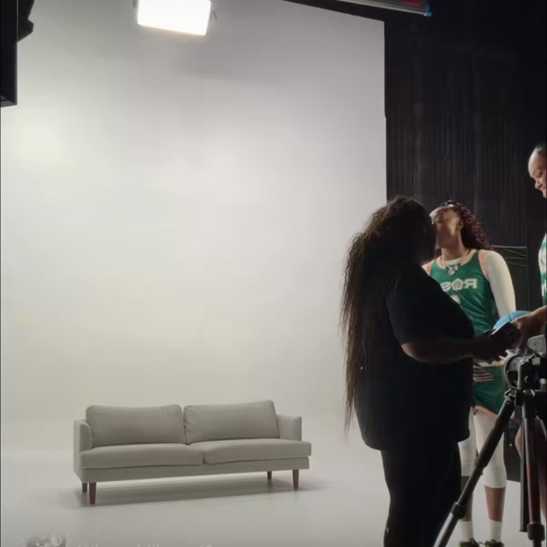 kah and azurá taking cute ass pics for rose bc media day 🥺