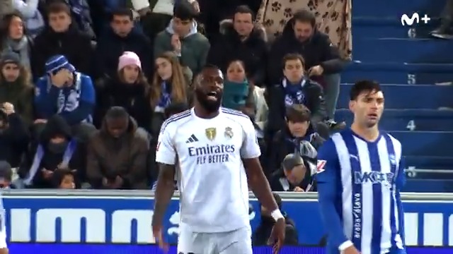 Pensaba que lo iban a publicar pero quizás no lo grabaron. Vi el partido detrás del banquillo. Con 1-1, Xabi llama a Gonzalo porque va a entrar... por Vinicius. Vini se entera y le pide 5 minutos. Xabi le dice: ok. Justo después hace la jugada del 1-2.