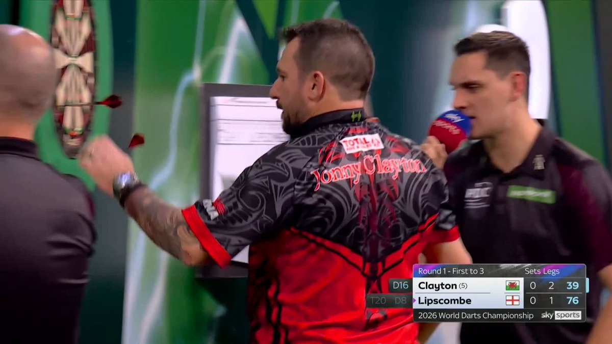 CLAYTON CLAIMS SET ONE! It's advantage Jonny Clayton in our third game of the evening! The Welshman defies a 102 checkout from Adam Lipscombe to seize early control! 📺 #WCDarts | R1
