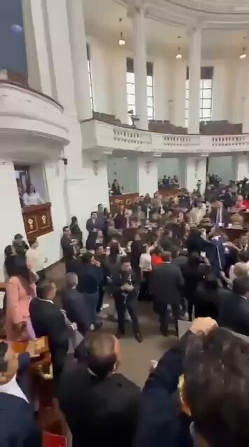 Esa diputada de negro y puntitos blancos necesita una evaluación psicológica. Primero da zapes, luego jala el pelo a otra diputada de mucho menor estatura y peso. Qué miedo la furia de ese energúmeno.
