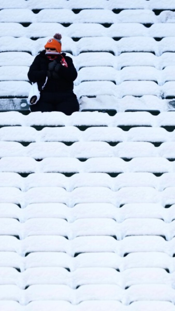 A flurry of wild weather hit the NFL on Sunday, including the Cincinnati Bengals’ Paycor Stadium. According to fans across social media, the Bengals did not remove snow from seats, despite NFL rules requiring snow and ice to be cleared from all seating areas before games.