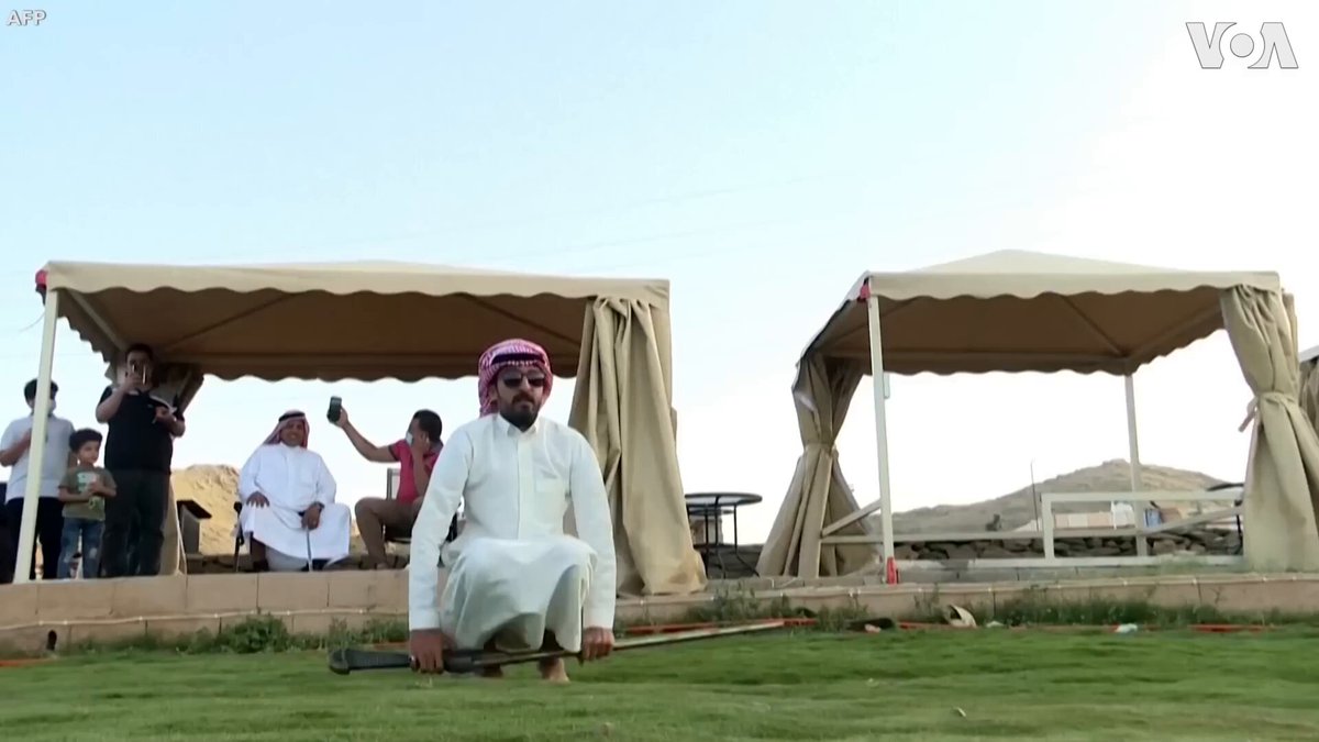 This is a traditional Saudi dance called Taasheer