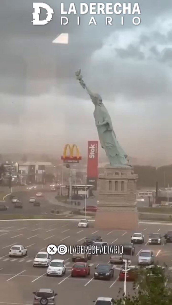 🚨🇧🇷 | #URGENTE BRASIL EN UNA IMAGEN: Una réplica de la Estatua de la Libertad se derrumbó por fuertes vientos en Guaíba, en una fuerte representación del avance del dictador Lula da Silva contra la libertad en Brasil.