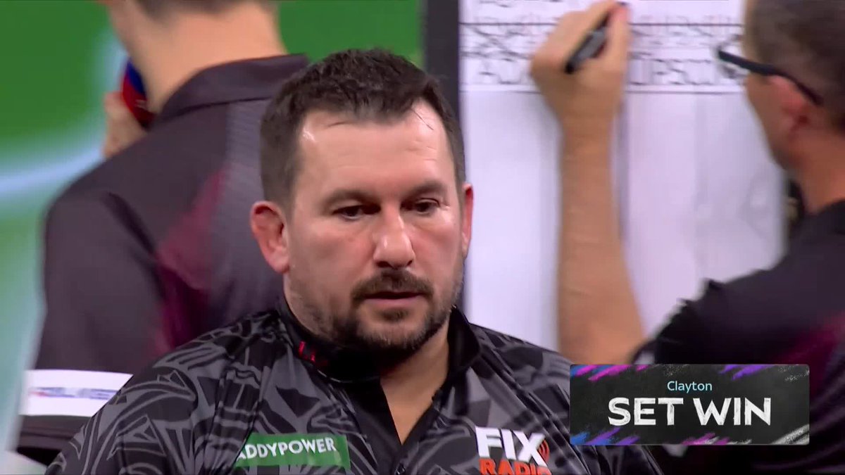 CLAYTON BACK IN FRONT! Jonny Clayton produces an improved showing in set three to regain control against Adam Lipscombe! 📺 #WCDarts | R1