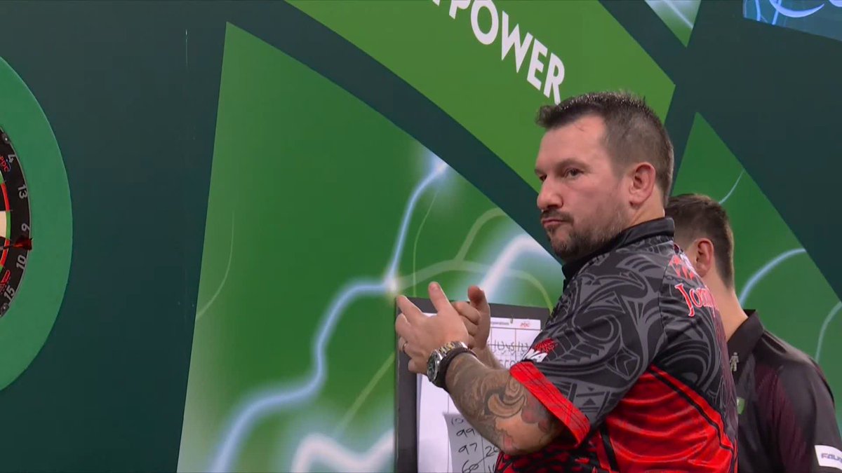 FANTASTIC FROM THE FERRET! Jonny Clayton at his brilliant best! The Welshman opens up set four with a superb 145 finish to strengthen his grip on the contest! 📺 #WCDarts | R1