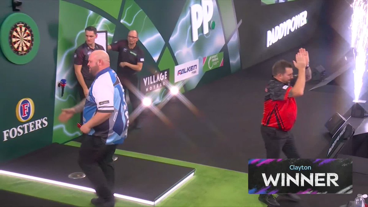 CLAYTON KO'S LIPSCOMBE! 🏴󠁧󠁢󠁷󠁬󠁳󠁿 Jonny Clayton battles his way through to Round Two! The Welshman overcomes a defiant Adam Lipscombe to get his title bid underway! 📺 #WCDarts | R1