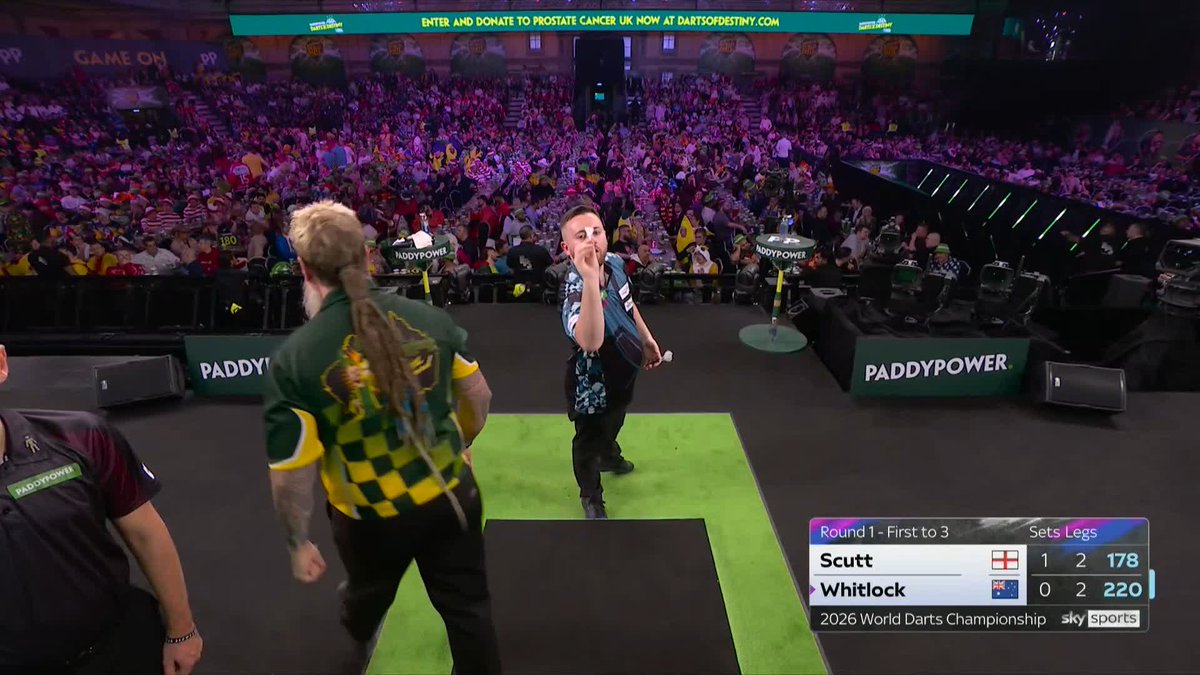 SCUTT DOUBLES UP! Connor Scutt doubles his lead as he clinches the second set 3-2. Whitlock with a mountain to climb now! 📺 #WCDarts | R1