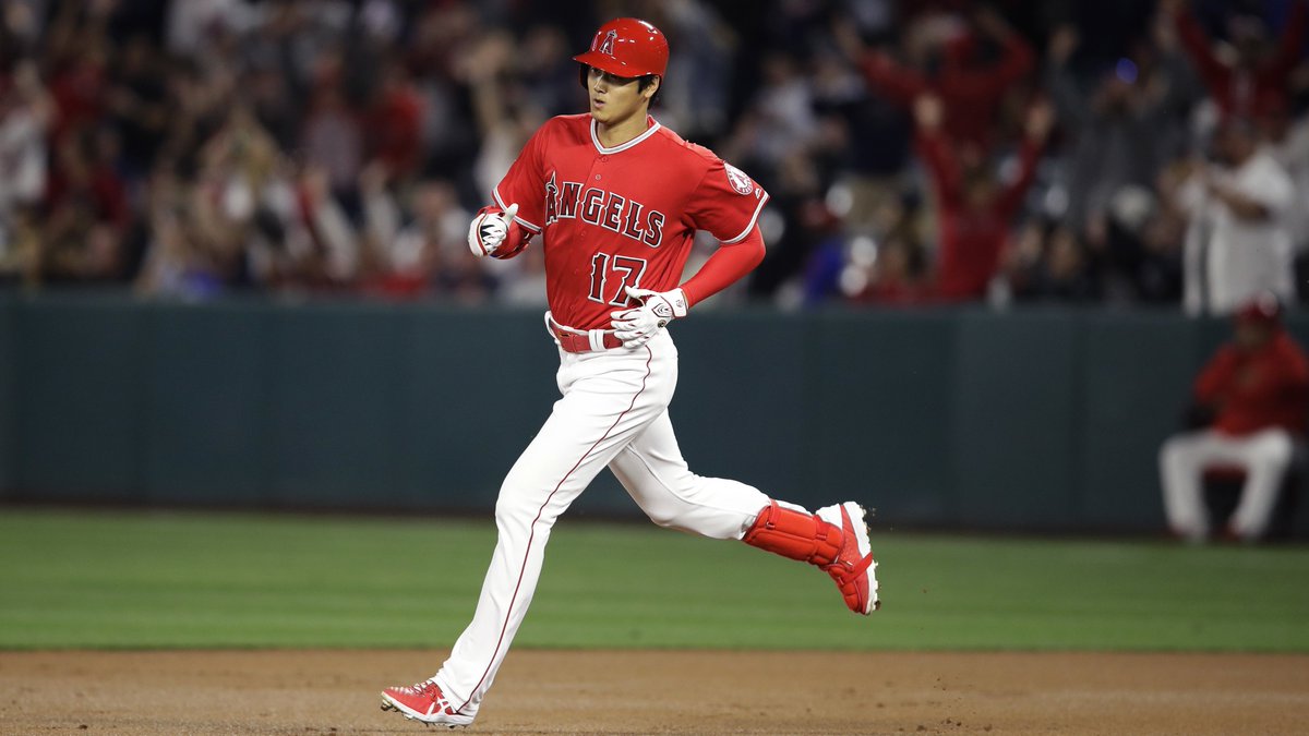2018年にデビューした選手のMLB通算 WARランキング! 1位:大谷翔平 WAR51.5 2位:ソト WAR42.6 3位:アクーニャjr WAR28.6 4位:タッカー WAR27.3 5位:アダメス WAR25.1 【大谷1年目の成績(24歳)】 4勝2敗 防御率3.31 WHIP1.16 打率.285 22本塁打 61打点 OPS.925 🎥MLB