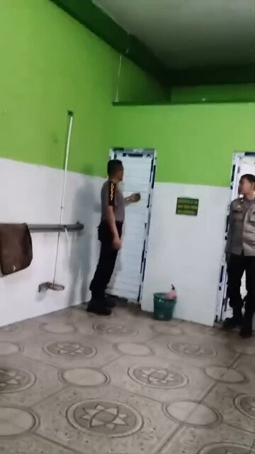 Oknum Guru SMA diduga berbuat asusila sesama jenis di toilet Masjid di Kecamatan Bungus, Teluk Kabung, Kota Padang. Kedua pria itu berinisial SR (58) dan LO (18). SR merupakan guru salah satu SMA Negeri di daerah itu.