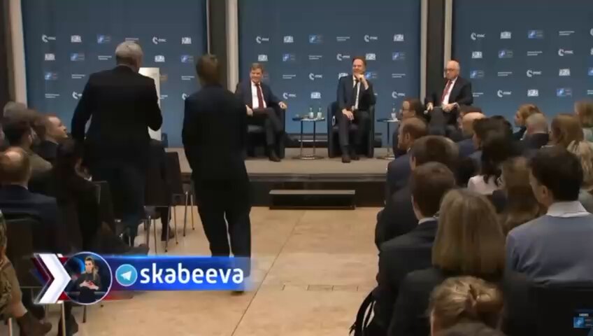 14/12/25: 'Na de geruchtmakende toespraak die NAVO-chef Rutte in Berlijn gaf, mochten journalisten vragen stellen. Matthias Gebauer van Der Spiegel had een vraag. Rutte beweerde dat Rusland een bedreiging vormt voor de VS. Dat terwijl Rusland in de nieuwe veiligheidsstrategie van de VS NIET eens wordt genoemd als bedreiging. Integendeel: daarin valt te lezen dat de VS de relaties met Rusland willen stabiliseren. Gebauer vroeg Rutte hoe dat valt te rijmen' 'De oud-premier deed wat we van hem gewend zijn: een ontwijkend antwoord geven. Hij zei dat de VS in de NAVO zitten omdat het bondgenootschap het land de bescherming biedt die het nodig heeft voor haar toekomst. Rutte voegde toe dat de VS gecommitteerd zijn aan Europese veiligheid, NAVO-veiligheid en samenwerken. Vervolgens stak hij een onsamenhangend verhaal af over de Noordpool, Atlantische Oceaan en de Indo-Pacifische regio...'
