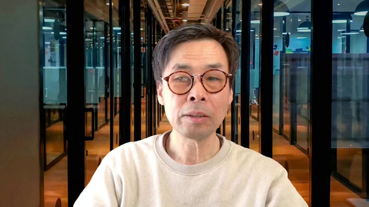 藤原直哉の「日本と世界にひとこと」 2025年12月17日 人々の同意を必要としないのが軍事占領 要約 藤原直哉氏は「人々の同意を必要としないのが軍事占領という意味」というテーマで講話を行いました。彼は軍事占領の本質について説明し、それが人々の同意を必要とせず、逆らう者に対して強制力を行使できる特徴を持つと述べました。 藤原氏によれば、多くの国では憲法に軍隊が規定されており、軍隊は戒厳令を施行する権限を持ち、市民法とは異なる法律で動いています。軍事占領の特徴は、占領地の人々の同意を必要とせず、抵抗する者に対して武力行使も可能であることです。これは民主主義制度と根本的に異なる点であり、軍隊は人々の同意なしに占領する潜在的な力を持っています。 しかし、藤原氏は軍事占領はいつまでも続かないと指摘します。人々の同意なしでは長期的な統治は困難であり、早期に民主政体への移行が必要になります。昭和20年のアメリカによる日本占領は成功例でしたが、アメリカはこの成功体験に酔いしれ、イラク、シリア、アフガニスタンでも同様の成功を期待したものの、失敗に終わったと述べています。 藤原氏は現代における「偽民主主義によるディープステート」について言及し、不正選挙やプロパガンダを通じて実質的な軍事占領と同様の支配を行う勢力があると主張しています。彼はこれを「官僚による占領」と表現し、トランプ氏がワシントンDCから権力を人々に取り戻そうとしていると述べています。 また、藤原氏はトランプ氏の戦略を軍事作戦として捉え、敵対勢力を制圧した後、協力者を得るという手法を用いていると分析しています。彼はトランプ氏がロシアとの関係改善を「中核的な利益」と位置づけ、中国共産党との対決姿勢を明確にしていることを指摘しています。 藤原氏は軍事作戦においては「敵か味方か」の二分法しかなく、中立はあり得ないと強調します。日本は80年近く戦争を経験していないため、このような厳しい二分法に耐えられる日本人は少ないと述べています。 最後に、藤原氏は日本社会においては、トップダウンの軍事的手法ではなく、ボトムアップでコンセンサスを形成する方法が適していると提言しています。時間をかけて重要な問題について合意を形成することが、最も確実な方法だと結論づけています。 チャプター 軍事占領の本質と特徴 00:00:01 藤原直哉氏は軍事占領の本質について説明しました。多くの国では憲法に軍隊が規定されており、軍隊は戒厳令を施行する権限を持ち、市民法とは異なる法律で動いています。軍事占領の最大の特徴は、占領地の人々の同意を必要とせず、抵抗する者に対して武力行使も可能であることです。これは民主主義制度と根本的に異なる点であり、軍隊は人々の同意なしに占領する潜在的な力を持っていると藤原氏は指摘しました。 軍事占領の限界と民主政体への移行 00:01:44 藤原氏は軍事占領はいつまでも続かないと説明しました。人々の同意なしでは長期的な統治は困難であり、早期に民主政体への移行が必要になります。昭和20年のアメリカによる日本占領は成功例でしたが、アメリカはこの成功体験に酔いしれ、イラク、シリア、アフガニスタンでも同様の成功を期待したものの、失敗に終わったと藤原氏は分析しています。 現代の「偽民主主義」とディープステート 00:03:35 藤原氏は現代における「偽民主主義によるディープステート」について言及しました。不正選挙やプロパガンダを通じて実質的な軍事占領と同様の支配を行う勢力があると主張しています。彼はこれを「官僚による占領」と表現し、トランプ氏がワシントンDCから権力を人々に取り戻そうとしていると述べました。 アメリカの官僚制度と独立連邦行政法人 00:05:54 藤原氏はアメリカの官僚制度について説明しました。アメリカ連邦最高裁が独立連邦行政法人の理事人事に大統領が介入できるという判決を出す可能性があると述べています。これまで90年間、FBIやFRB、NASAなどの独立連邦行政法人は大統領の統制を受けず、予算も人事も独自に決定していました。藤原氏はこれを「選ばれていない人たちによるアメリカ人民の支配」と表現し、EUでも同様の状況があると指摘しました。 トランプ氏の軍事作戦と世界秩序の再編 00:07:38 藤原氏はトランプ氏の戦略を軍事作戦として分析しました。トランプ氏はロシアとの関係改善を「中核的な利益」と位置づけ、中国共産党との対決姿勢を明確にしていると指摘しています。藤原氏は、トランプ氏がブロックチェーンを使った新しい金融システムを推進するなど、次の時代の準備を進めていると述べました。 軍事作戦における「敵か味方か」の二分法 00:14:03 藤原氏は軍事作戦においては「敵か味方か」の二分法しかなく、中立はあり得ないと強調しました。日本は80年近く戦争を経験していないため、このような厳しい二分法に耐えられる日本人は少ないと述べています。会社の内紛においても同様に、どちらにつくか決められない人は両方から敵と見なされる可能性があると指摘しました。 ボトムアップのコンセンサス形成の重要性00:17:59 最後に、藤原氏は日本社会においては、トップダウンの軍事的手法ではなく、ボトムアップでコンセンサスを形成する方法が適していると提言しました。時間をかけて重要な問題について合意を形成することが、最も確実な方法だと結論づけています。物質世界では力や欲望で動かすことが当たり前だったが、人々はそれに耐えきれなくなってきており、新しいやり方を考える必要があると述べました。 行動項目 藤原氏は、日本社会においてはボトムアップでコンセンサスを形成する方法を採用することを推奨しました。00:17:59 藤原氏は、重要な問題を最初に見極め、それについて時間をかけてコンセンサスを取ることを提案しました。00:18:16 藤原氏は、新しい社会運営のやり方について考えることを視聴者に促しました。00:20:02