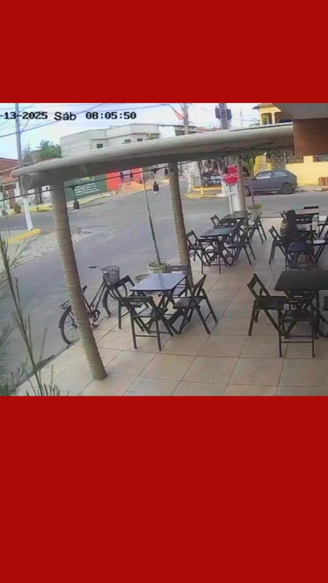 Câmeras de segurança capturaram o momento em que um homem de 35 anos pulou de um carro em movimento a fim de escapar de um sequestro na manhã do último sábado, 13, em Aracati (CE). Nas imagens, é possível ver quando ele se joga do veículo vermelho em direção ao asfalto, com as mãos amarradas e a boca amordaçada. Na sequência, o homem se levanta e procura por ajuda. Em depoimento, a vítima explicou que foi abordada junto com outros dois amigos por homens armados e levada junto com eles até um imóvel, onde sofreu agressões e ameaças. Equipes do 30º Batalhão da Polícia Militar conseguiram localizar o suposto imóvel e prenderam um suspeito. Imagens: Reprodução/Internet #sequestro #ceará #câmerasdesegurança